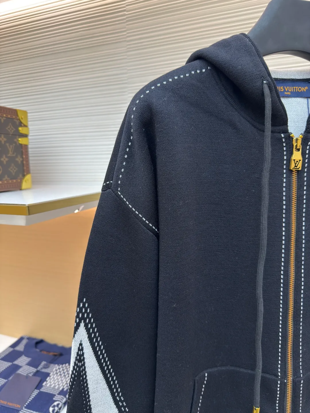 LOUIS VUITTON four-leaf clover zipper jacket ●Authentic product: purchased and developed for 18500 ●Item number: 1680392-B75 ●Fabric: combed siro spinning ●Technology: knitting ●Version: fitted version ●Weight: about 985 grams ●Size: S-M-L-XL ●Description: The fabric is made of 60-count double-strand combed siro spun yarn, which is twisted into one strand from 3 yarns, and is fixed-dyed in beige gray. Imported 1 4 knitting machines are used. A variety of local jacquard techniques plus an extremely complex double-sided middle plating technique can make the pattern convex and increase the thickness. Fine 16-needle sewing plate plus flat turning technology. The whole piece is washed with soft water. Same style for men and women!